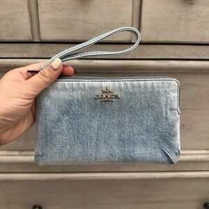 NWT Coach Large Corner Zip Wristlet In Loved Denim CEF68